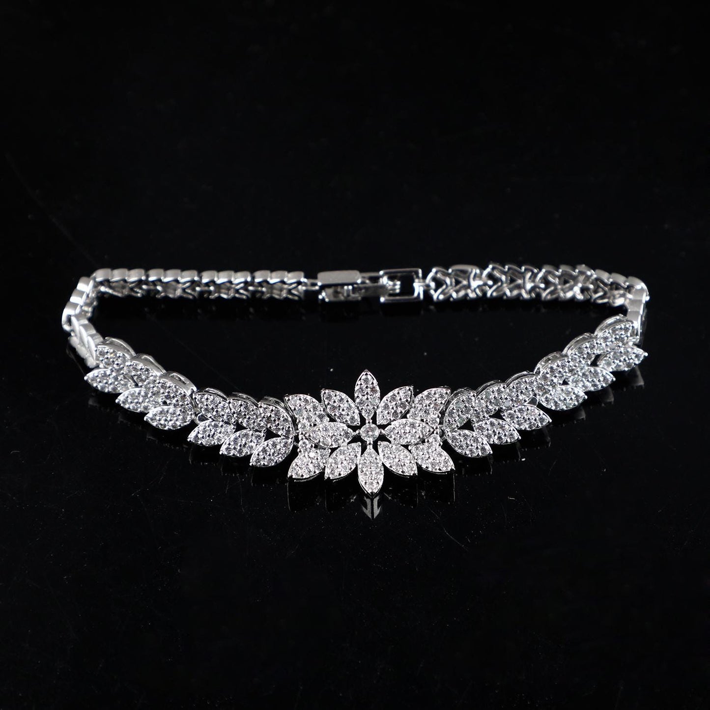 Nova Ice Bracelet - Luxurious Hand Jewelry