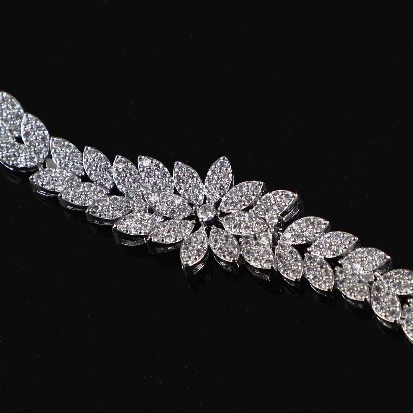 Nova Ice Bracelet - Luxurious Hand Jewelry