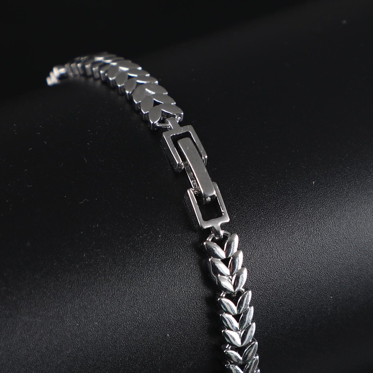 Nova Ice Bracelet - Luxurious Hand Jewelry